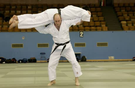 Judoka en projetant un autre.