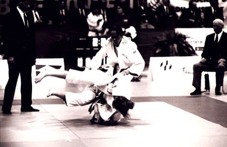 Photo en noir et blanc de judokas en combat.