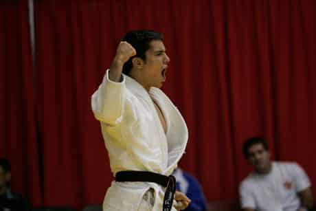 Judoka célébrant une victoire.