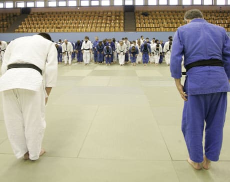 Judokas se saluant.