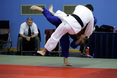 Combat entre deux judokas.