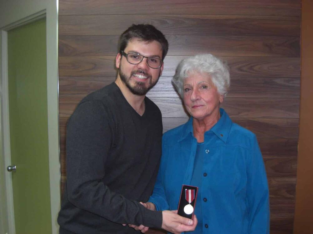 Gisèle Gravel reçoit une médaille du jubilé de la Reine