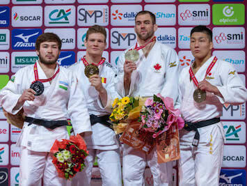 Antoine Valois-Fortier défait le champion du monde dans son parcours vers une médaille de bronze