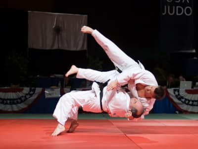 Projection entre judokas.