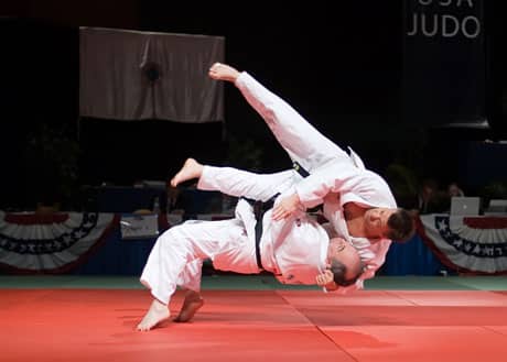 Projection entre judokas.