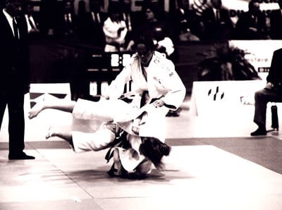 Photo en noir et blanc de judokas en combat.