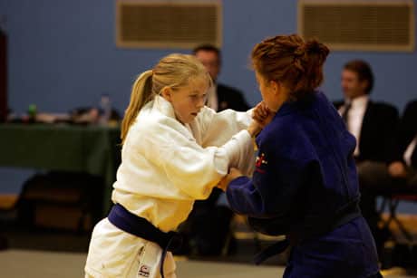 Deux jeunes filles en plein combat de judo.