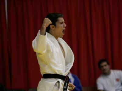 Judoka célébrant une victoire.