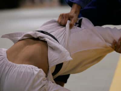 Judoka se faisant aggriper par son judogi.