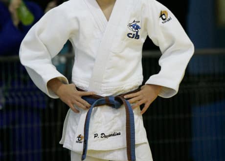 Judoka avec les mains sur les hanches.