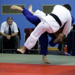 Combat entre deux judokas.