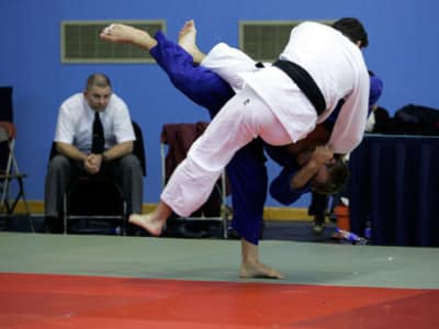 Combat entre deux judokas.